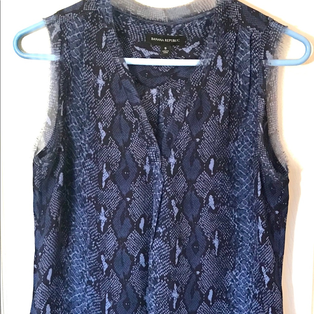 Sleeveless blue snake print top size small